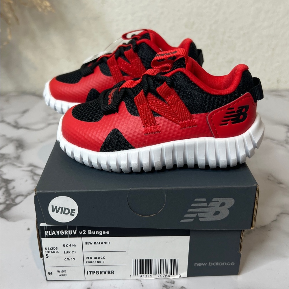 New Balance - Enfant  Red and Black Velcro  Sneakers Size 5